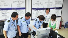 <b>切实保障人平易近群众“舌尖上的平安</b>